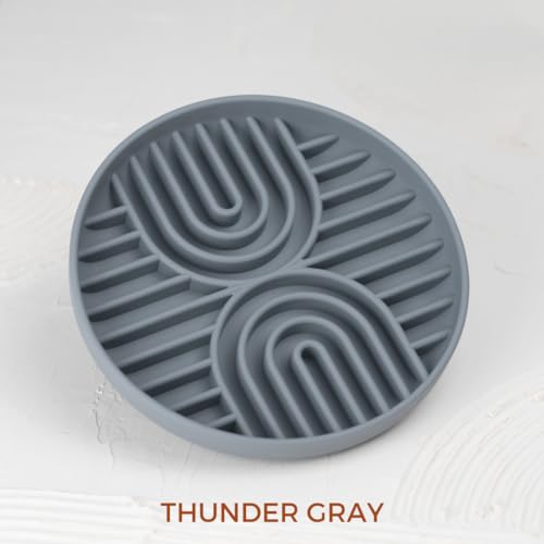 HUNDEBLICKE SHOP Schleckmatte Hund mit Saugnäpfen, Leckmatte aus hochwertigem Silikon, Futtermatte 20x20x3cm, ideal als Hundeeis Form, Thunder-Gray von Hundeblicke Shop