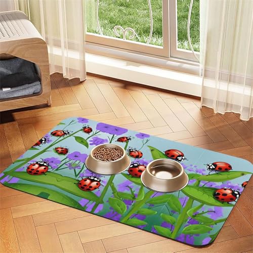 Saugfähige Leder-Tischdecke mit Marienkäfer und grünen Blättern, perfekt für Hunde, Katzen und andere Haustiere von JEKYDOSD