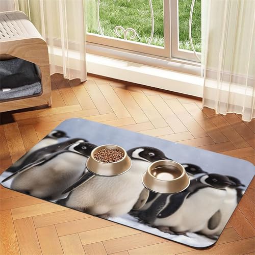 Super saugfähige Hundefuttermatte, junge Pinguine mit Schnee, Haustier-Futtermatte für Futter- und Wassernäpfe, rutschfest, wasserdicht, Platzierungspad für Böden, schnell trocknende von KLLTYHMU