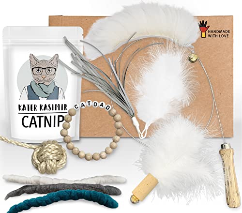 Kater Kasimir Katzenspielzeug Deluxe Set mit Katzenangel, Ersatzanhängern, Katzenball, Katzenminze, Affenfaust und Filzwürmchen. Plus extra CATDAD Armband Kater Kasimir Katzenspielzeug Deluxe Set mit Katzenangel, Ersatzanhängern, Katzenball, Katzenminze, Affenfaust und Filzwürmchen. Plus extra CATDAD Armband von Kater Kasimir