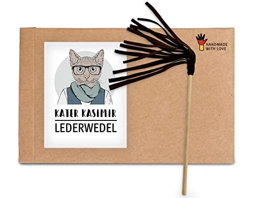 Kater Kasimir Lederwedel mit Griff aus Buchenholz und Bändern aus Leder. In Deutschland von Hand und mit Liebe hergestellt von Kater Kasimir