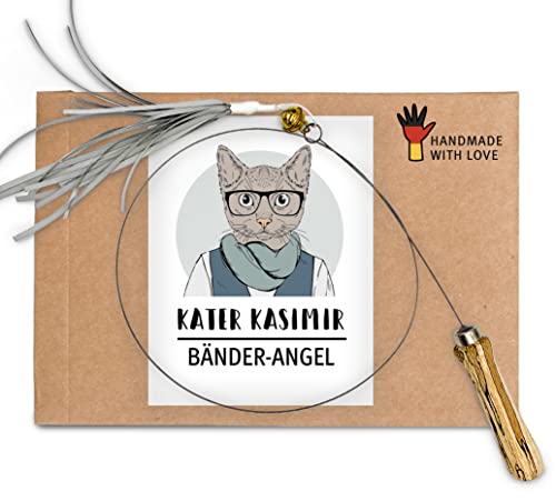 Premium Katzenangel mit lustigen Bändern. In Deutschland von Hand und mit Liebe gefertigtes nachhaltiges Katzenspielzeug. Super robust mit Holz-Griffstück aus Buche, stabilem Metalldraht und Anhänger. von Kater Kasimir