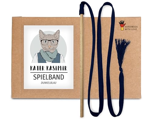 Premium Katzenangel mit Buchenholz-Stab und dunkelblauem Baumwollband. In Deutschland von Hand und mit Liebe gefertigtes nachhaltiges Katzenspielzeug von Kater Kasimir