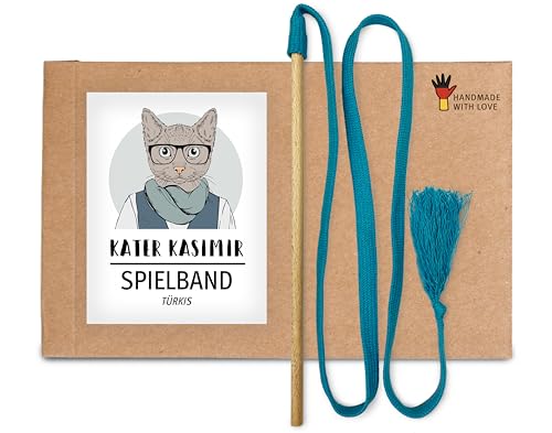 Premium Katzenangel mit Buchenholz-Stab und türkisem Baumwollband. In Deutschland von Hand und mit Liebe gefertigtes nachhaltiges Katzenspielzeug von Kater Kasimir