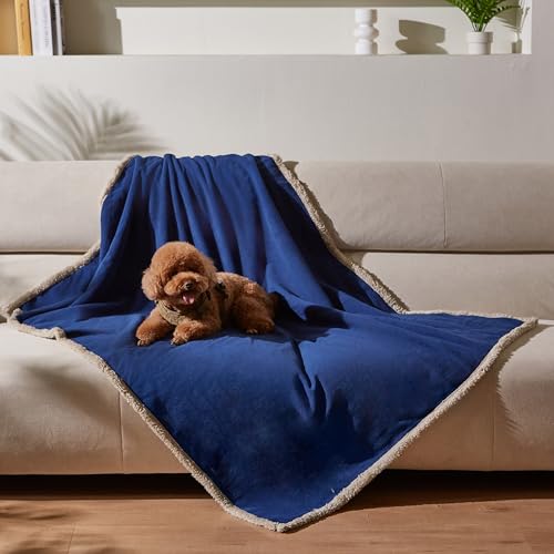 Kritter Planet wasserdichte Decke für Hunde, Pee Proof Sherpa Fleece Reversibel Abdeckung für Couch oder Bett, Flüssiger Beweis Möbelschutz für Mittlere Große Tiere, 150 x 120 cm, Tiefblau/Taupe von Kritter Planet