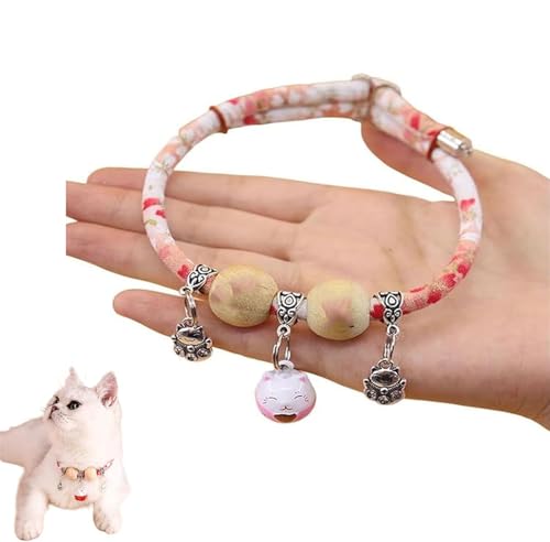 Glückshalsband aus Zedernholzperlen, Haustierhalsband mit Glöckchen und Glücksanhänger, bequem verstellbar, geeignet für Katzen und Hunde Glückshalsband aus Zedernholzperlen, Haustierhalsband mit Glöckchen und Glücksanhänger, bequem verstellbar, geeignet für Katzen und Hunde von LDZPYXNFE