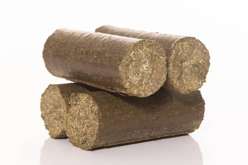 LAX Wiesen Knusperstange Luzerne- Heu + Hanf  - 3,25  kg - 4 Stangen von Lax