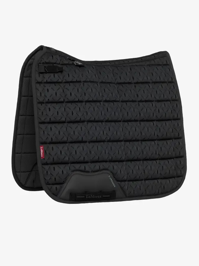 LeMieux 3D Mesh Selbstkühlende Dressurschabracke Black, L LeMieux 3D Mesh Selbstkühlende Dressurschabracke Black, L von LeMieux