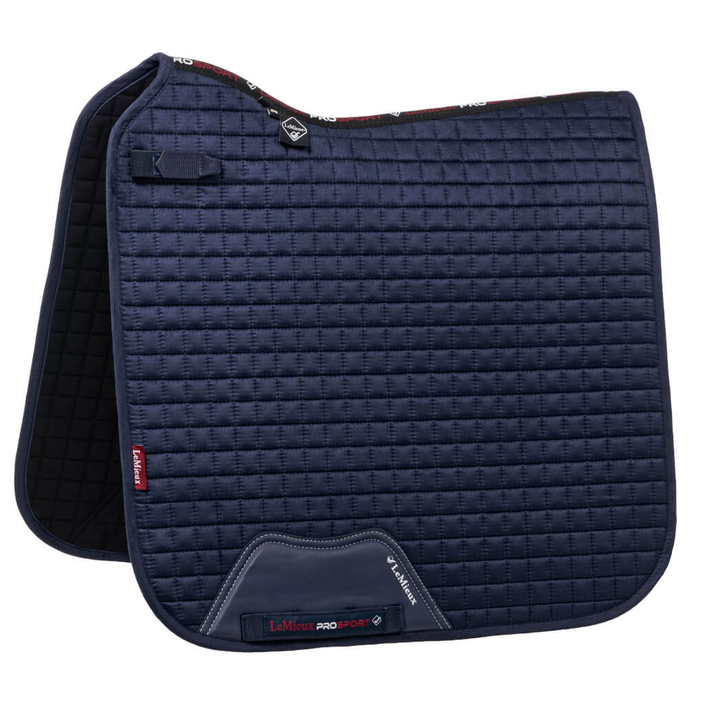 LeMieux Luxury Suede Dressurschabracke Navy, Wb LeMieux Luxury Suede Dressurschabracke Navy, Wb von LeMieux