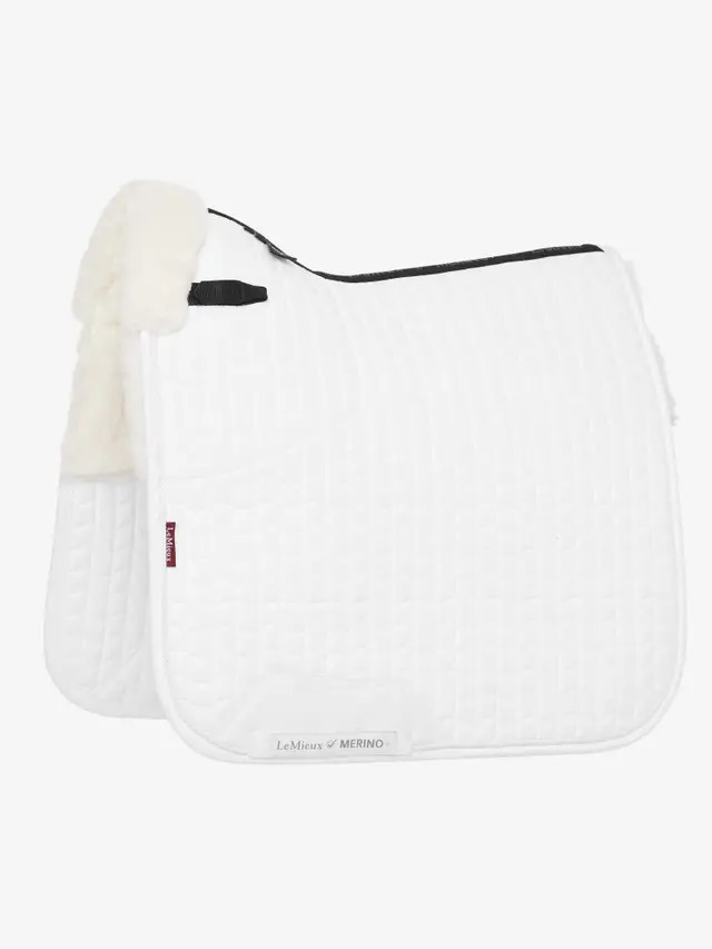 LeMieux Merino+ Halbunterlegte Suede Dressurschabracke White/White, L LeMieux Merino+ Halbunterlegte Suede Dressurschabracke White/White, L von LeMieux