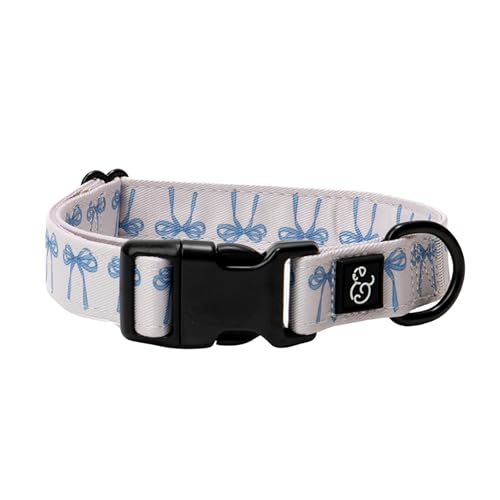 Lucy & Co. Hundehalsband – strapazierfähiges, leichtes Designer-Halsband für Haustiere – verstellbare Metall-Sicherheitsschnalle – Größe M – Weiß mit blauen Schleifen von Lucy & Co.