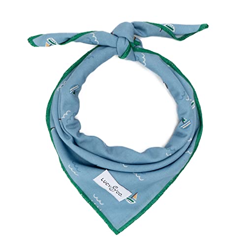 Lucy & Co. Set Segeltuch, Designer-Welpen-Zubehör, 100 % Polyester, weich, stilvoll und passend für jeden Anlass, maschinenwaschbar, klein, blau mit grünen und gelben Segelbooten von Lucy & Co.