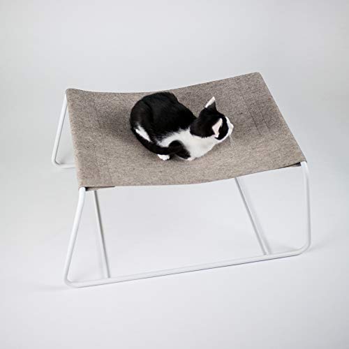 LucyBalu Katzen Liegebett Float I Freistehende Hängematte 70 x 47 x 35 cm I Pulverbeschichtetes Metallgestell und natürlicher Wollfilz (Weiß) von LucyBalu