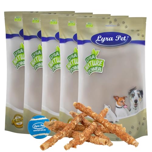 Lyra Pet® 5 kg Kaurollen mit Hühnerbrust ca. 30-34 cm + Tennis Ball | Kausnack zahnreinigend | Leckerli aus Rind & Huhn | Langer Kaugenuss | Wiederverschließbar | Getrockneter Kauartikel für Hunde von Lyra Pet