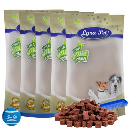 Lyra Pet® 5 kg Lammfleischwürfel Hundefutter Snack fettarm schonend getrocknet getrocknet Leckerli Kausnack Kauartikel für Hunde Kauspaß + Ballschleuder von Lyra Pet