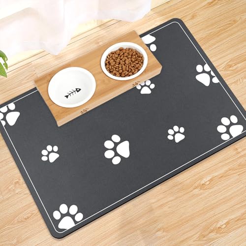 Mavicen Napfunterlage Hunde und Katze, Saugfähige Schnelltrocknend Hundenapf Unterlage, rutschfeste Futternapf Unterlage für Haustier (Dunkelgrau1-Mehrfaches Pfoten-Muster, 30×50cm) von Mavicen