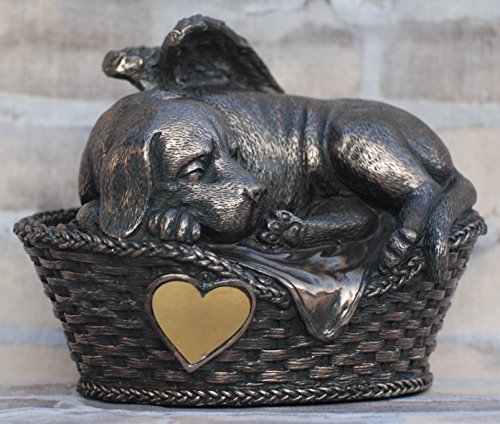MystiCalls Hunde Urne bronziert als Hunde-Engelfigur liegt im Korb und Gravurplatte, Tierurne MystiCalls Hunde Urne bronziert als Hunde-Engelfigur liegt im Korb und Gravurplatte, Tierurne von MystiCalls