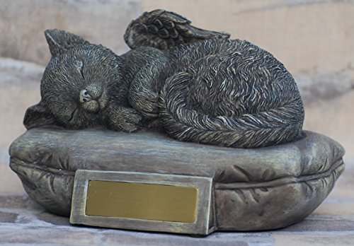 MystiCalls Katzen Urne grau als Katzen-Engelfigur liegt auf Kissen mit Gravurplatte, Tierurne von MystiCalls
