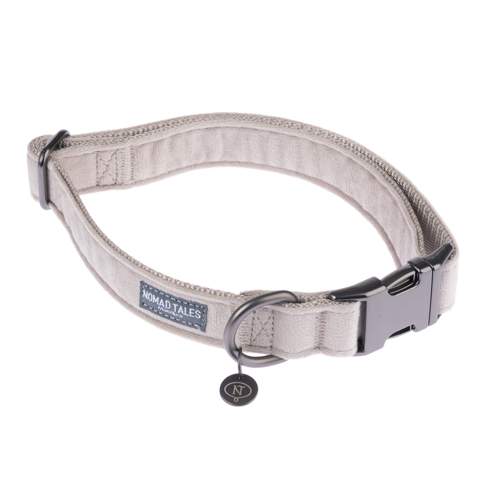 Nomad Tales Blush Halsband, taupe - Größe M: 34 - 55 cm Halsumfang, 20 mm breit Nomad Tales Blush Halsband, taupe - Größe M: 34 - 55 cm Halsumfang, 20 mm breit von Nomad Tales
