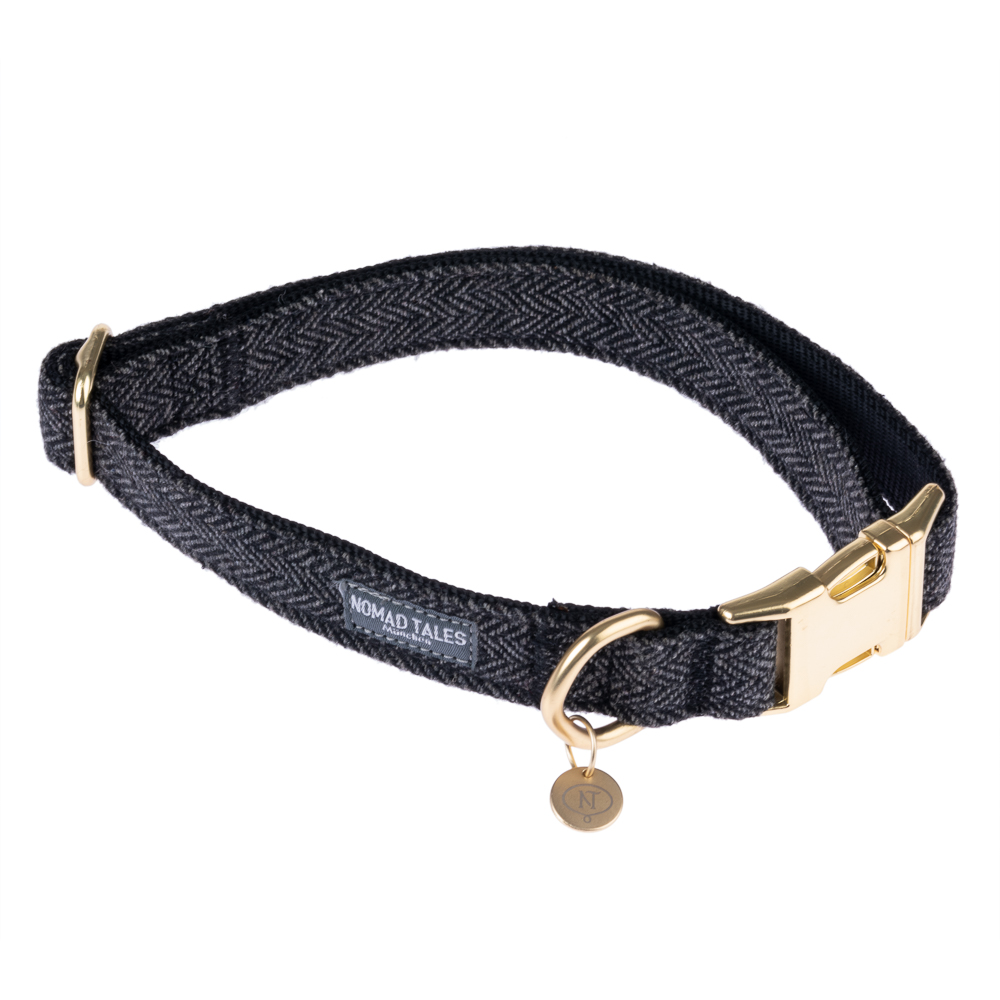 Nomad Tales Calma Halsband, ebony - Größe L: 39 - 64 cm Halsumfang, 25 mm breit Nomad Tales Calma Halsband, ebony - Größe L: 39 - 64 cm Halsumfang, 25 mm breit von Nomad Tales