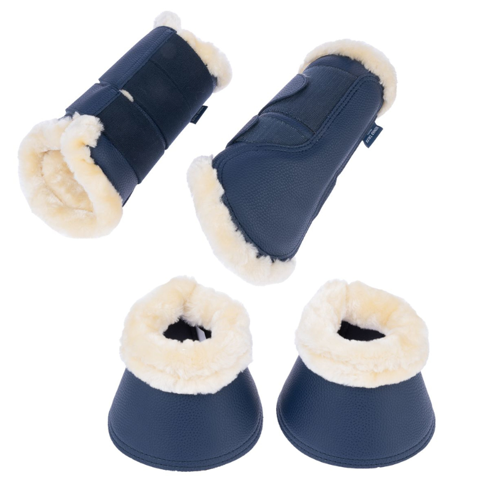 Nomad Tales Set Dressurgamaschen & Hufglocken, marineblau - Sparset: 2 Dressurgamaschen & 2 Hufglocken, Größe XL Nomad Tales Set Dressurgamaschen & Hufglocken, marineblau - Sparset: 2 Dressurgamaschen & 2 Hufglocken, Größe XL von Nomad Tales