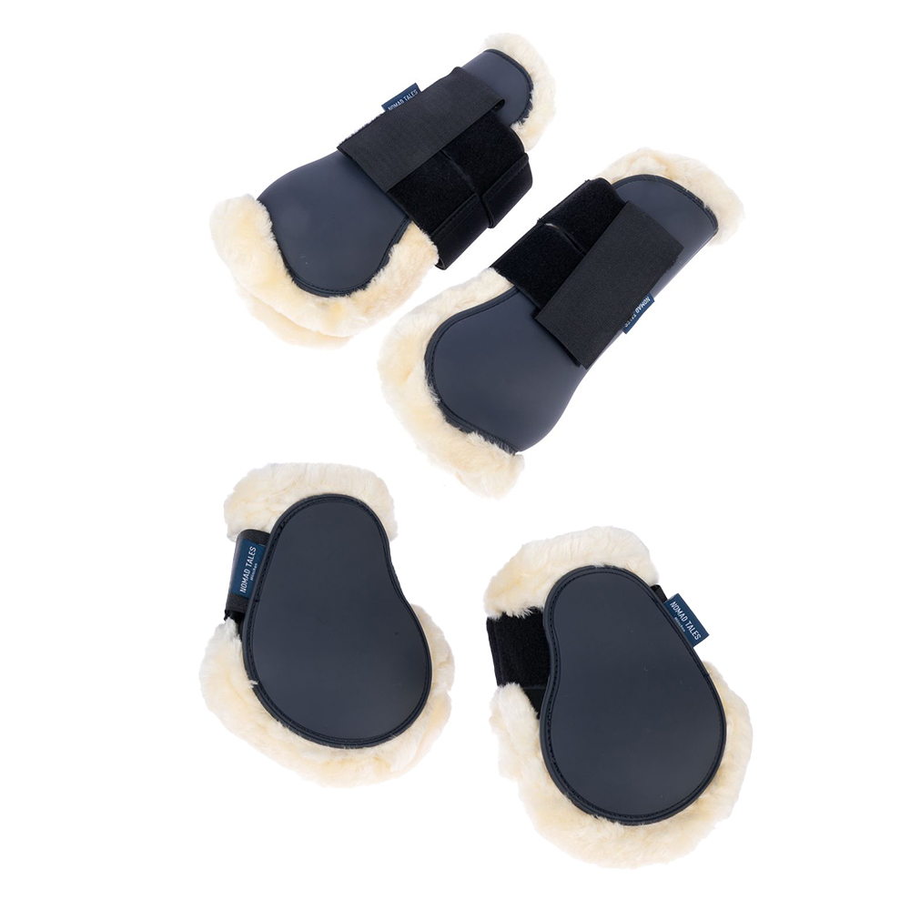 Nomad Tales Set aus Streichkappen & Gamaschen mit Kunstfell, marineblau - Set für Pony: Streichkappen & Gamaschen Nomad Tales Set aus Streichkappen & Gamaschen mit Kunstfell, marineblau - Set für Pony: Streichkappen & Gamaschen von Nomad Tales