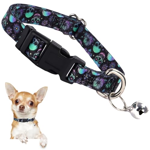 XS Hundehalsband mit Glöckchen - Weiches Verstellbares Nylonhalsband für kleine Rassen, Totenkopf-Muster Halsband für Chihuahua, Zwergspitz, Yorkie, leicht & bequem für kleine Hunde (XS) von ONEFOJOJO