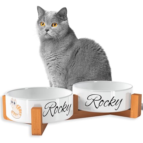 OWLBOOK Süße Cartoon Katzen Futternapf personalisiert Katzennapf mit Wunschtext Fressnapf Katzennapf Keramik mit Bambus Gestell Futterstation Keramik Futternapf Napf Wassernapf für Katze OWLBOOK Süße Cartoon Katzen Futternapf personalisiert Katzennapf mit Wunschtext Fressnapf Katzennapf Keramik mit Bambus Gestell Futterstation Keramik Futternapf Napf Wassernapf für Katze von OWLBOOK