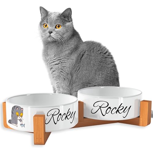 OWLBOOK Süße Cartoon Katzen Futternapf personalisiert Katzennapf mit Wunschtext Fressnapf Katzennapf Keramik mit Bambus Gestell Futterstation Keramik Futternapf Napf Wassernapf für Katze OWLBOOK Süße Cartoon Katzen Futternapf personalisiert Katzennapf mit Wunschtext Fressnapf Katzennapf Keramik mit Bambus Gestell Futterstation Keramik Futternapf Napf Wassernapf für Katze von OWLBOOK