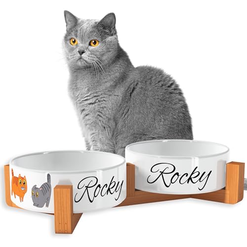 OWLBOOK Süße Cartoon Katzen Futternapf personalisiert Katzennapf mit Wunschtext Fressnapf Katzennapf Keramik mit Bambus Gestell Futterstation Keramik Futternapf Napf Wassernapf für Katze OWLBOOK Süße Cartoon Katzen Futternapf personalisiert Katzennapf mit Wunschtext Fressnapf Katzennapf Keramik mit Bambus Gestell Futterstation Keramik Futternapf Napf Wassernapf für Katze von OWLBOOK