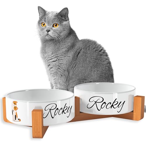 OWLBOOK Süße Cartoon Katzen Futternapf personalisiert Katzennapf mit Wunschtext Fressnapf Katzennapf Keramik mit Bambus Gestell Futterstation Keramik Futternapf Napf Wassernapf für Katze OWLBOOK Süße Cartoon Katzen Futternapf personalisiert Katzennapf mit Wunschtext Fressnapf Katzennapf Keramik mit Bambus Gestell Futterstation Keramik Futternapf Napf Wassernapf für Katze von OWLBOOK