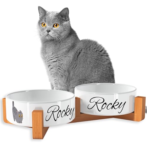 OWLBOOK Süße Cartoon Katzen Futternapf personalisiert Katzennapf mit Wunschtext Fressnapf Katzennapf Keramik mit Bambus Gestell Futterstation Keramik Futternapf Napf Wassernapf für Katze OWLBOOK Süße Cartoon Katzen Futternapf personalisiert Katzennapf mit Wunschtext Fressnapf Katzennapf Keramik mit Bambus Gestell Futterstation Keramik Futternapf Napf Wassernapf für Katze von OWLBOOK