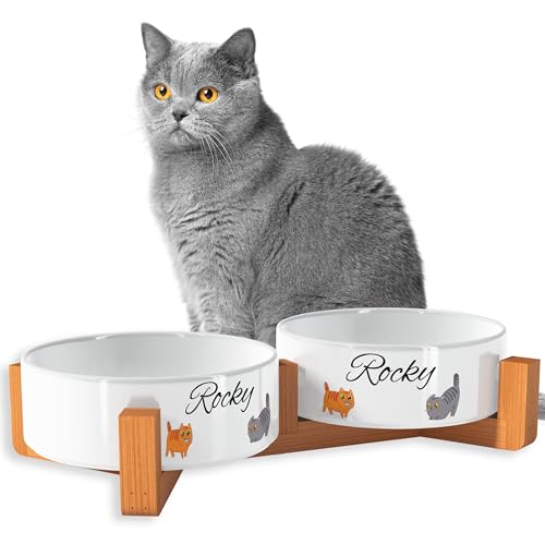 OWLBOOK Süße Katzen Classic Futternapf personalisiert Katzennapf mit Wunschtext Fressnapf Katzennapf Keramik mit Bambus Gestell Futterstation Keramik Futternapf Napf Wassernapf für Katze OWLBOOK Süße Katzen Classic Futternapf personalisiert Katzennapf mit Wunschtext Fressnapf Katzennapf Keramik mit Bambus Gestell Futterstation Keramik Futternapf Napf Wassernapf für Katze von OWLBOOK