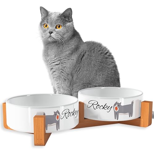 OWLBOOK Süße Katzen Classic Futternapf personalisiert Katzennapf mit Wunschtext Fressnapf Katzennapf Keramik mit Bambus Gestell Futterstation Keramik Futternapf Napf Wassernapf für Katze OWLBOOK Süße Katzen Classic Futternapf personalisiert Katzennapf mit Wunschtext Fressnapf Katzennapf Keramik mit Bambus Gestell Futterstation Keramik Futternapf Napf Wassernapf für Katze von OWLBOOK