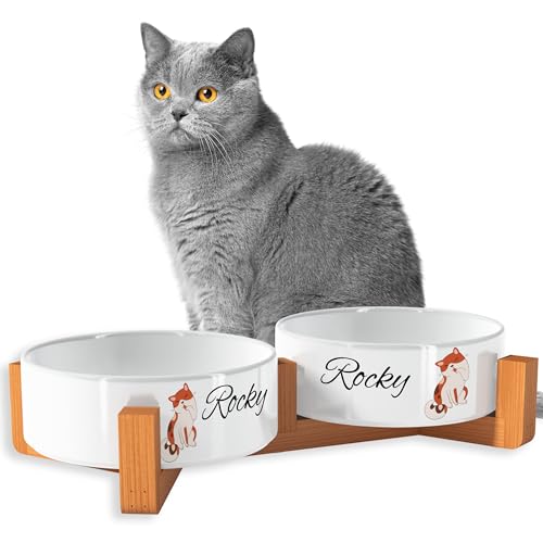 OWLBOOK Süße Katzen Classic Futternapf personalisiert Katzennapf mit Wunschtext Fressnapf Katzennapf Keramik mit Bambus Gestell Futterstation Keramik Futternapf Napf Wassernapf für Katze OWLBOOK Süße Katzen Classic Futternapf personalisiert Katzennapf mit Wunschtext Fressnapf Katzennapf Keramik mit Bambus Gestell Futterstation Keramik Futternapf Napf Wassernapf für Katze von OWLBOOK