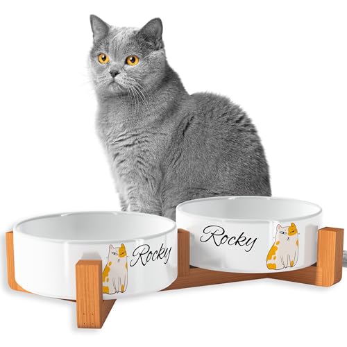 OWLBOOK Süße Katzen Classic Futternapf personalisiert Katzennapf mit Wunschtext Fressnapf Katzennapf Keramik mit Bambus Gestell Futterstation Keramik Futternapf Napf Wassernapf für Katze OWLBOOK Süße Katzen Classic Futternapf personalisiert Katzennapf mit Wunschtext Fressnapf Katzennapf Keramik mit Bambus Gestell Futterstation Keramik Futternapf Napf Wassernapf für Katze von OWLBOOK