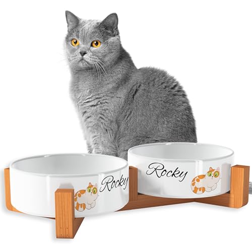 OWLBOOK Süße Katzen Classic Futternapf personalisiert Katzennapf mit Wunschtext Fressnapf Katzennapf Keramik mit Bambus Gestell Futterstation Keramik Futternapf Napf Wassernapf für Katze OWLBOOK Süße Katzen Classic Futternapf personalisiert Katzennapf mit Wunschtext Fressnapf Katzennapf Keramik mit Bambus Gestell Futterstation Keramik Futternapf Napf Wassernapf für Katze von OWLBOOK