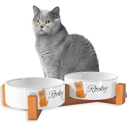 OWLBOOK Süße Katzen Classic Futternapf personalisiert Katzennapf mit Wunschtext Fressnapf Katzennapf Keramik mit Bambus Gestell Futterstation Keramik Futternapf Napf Wassernapf für Katze OWLBOOK Süße Katzen Classic Futternapf personalisiert Katzennapf mit Wunschtext Fressnapf Katzennapf Keramik mit Bambus Gestell Futterstation Keramik Futternapf Napf Wassernapf für Katze von OWLBOOK