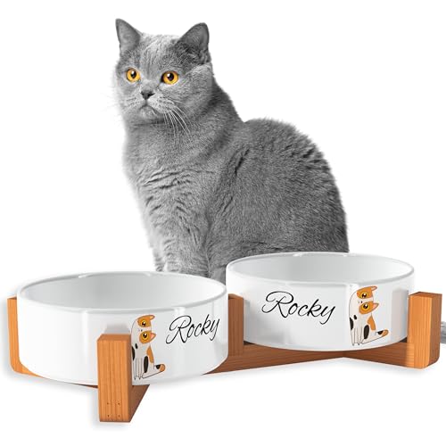 OWLBOOK Süße Katzen Classic Futternapf personalisiert Katzennapf mit Wunschtext Fressnapf Katzennapf Keramik mit Bambus Gestell Futterstation Keramik Futternapf Napf Wassernapf für Katze OWLBOOK Süße Katzen Classic Futternapf personalisiert Katzennapf mit Wunschtext Fressnapf Katzennapf Keramik mit Bambus Gestell Futterstation Keramik Futternapf Napf Wassernapf für Katze von OWLBOOK