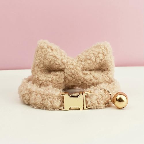 Teddy-Katzenhalsband mit Namensschild und Glöckchenfliege – Personalisierte, individuell gravierte Katzenhalsbänder für Katzen Teddy-Katzenhalsband mit Namensschild und Glöckchenfliege – Personalisierte, individuell gravierte Katzenhalsbänder für Katzen von Optxzn
