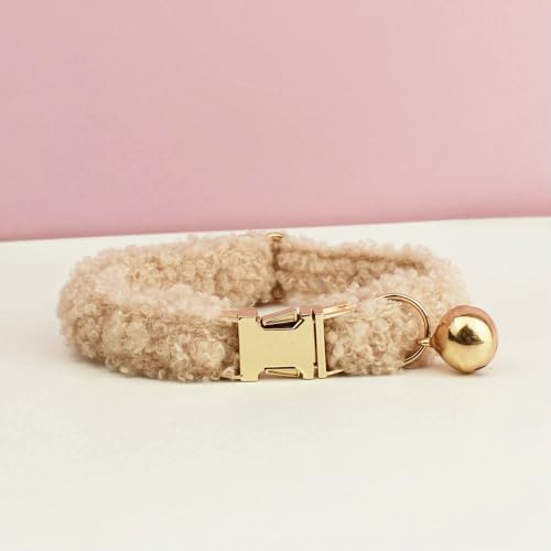 Teddy-Katzenhalsband mit Namensschild und Glöckchenfliege – Personalisierte, individuell gravierte Katzenhalsbänder für Katzen Teddy-Katzenhalsband mit Namensschild und Glöckchenfliege – Personalisierte, individuell gravierte Katzenhalsbänder für Katzen von Optxzn