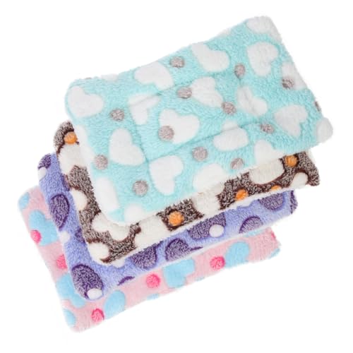 PEPLAYTAL 4 Stück Kuscheldecken für Kleintiere Weiche Winter Nest Schlafmatten für Hamster Meerschweinchen und Kleine Haustiere Wärmende Tierpads in Grün Braun und Violett mit Herzmuster von PEPLAYTAL