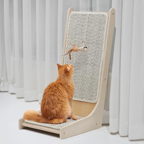 PETKARAY 105° Katzenkratzbrett, Sisal-Kratzmatte für Kätzchen, L-förmiges Kratzbrett für Hauskatzen, bodenmontierter Kratzbaum mit Mausspielzeug und Katzenminze von PETKARAY