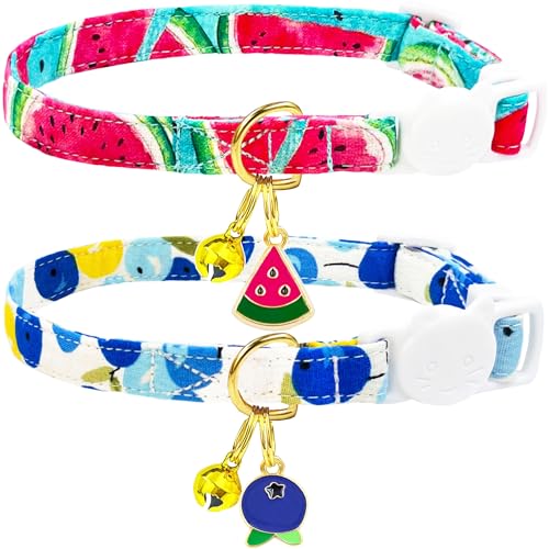 Katzenhalsband-Set aus Baumwolle mit Glöckchen und Blumen-Anhänger, niedliches Blumenmuster, verstellbar, 19,1 - 27,9 cm, inklusive Maus-Spielzeug, Geschenk (Wassermelone, Blaubeere), 2 Stück von PETS ARE FUN