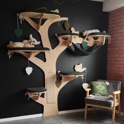 Katzenbaumturm aus Weide, rechts, Katzendekor. An der Wand montierte Kletterregale: Betten, Hängematte, Kratzbaum, Spielzeug. Katzenbaumturm aus Weide, rechts, Katzendekor. An der Wand montierte Kletterregale: Betten, Hängematte, Kratzbaum, Spielzeug. von PRASKA