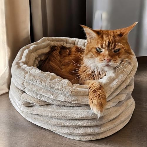 PRASKA OVAL Cloud – Katzen- & Hundebett. Flauschiges Fell, warme Höhle, Unterschlupf, Behausung. Multifunktional und haustierfreundlich mit Kissen und Polster. 10 Fellfarben. (Groß - 65 x 45 cm) von PRASKA