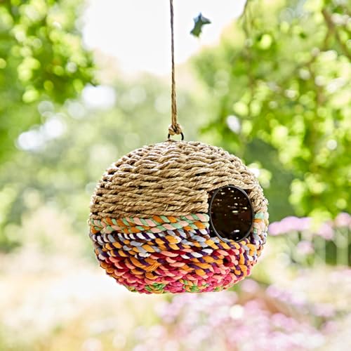 Großes rundes Vogelhaus aus recycelter Baumwolle – handgefertigter Vogelnest/Nistkasten – Fair Trade Artisan – recyceltes Metall, Baumwolle und Munja-Gras Großes rundes Vogelhaus aus recycelter Baumwolle – handgefertigter Vogelnest/Nistkasten – Fair Trade Artisan – recyceltes Metall, Baumwolle und Munja-Gras von Paper High