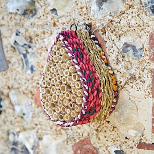 Handgefertigtes Teardrop Bug and Bee Hotel - Recycelte Baumwolle Bienenhaus für Einzelbienen - Umweltfreundliche Gartendekoration - Fair Trade Wildlife Habitat - Outdoor Pollinator Nistkasten Handgefertigtes Teardrop Bug and Bee Hotel - Recycelte Baumwolle Bienenhaus für Einzelbienen - Umweltfreundliche Gartendekoration - Fair Trade Wildlife Habitat - Outdoor Pollinator Nistkasten von Paper High