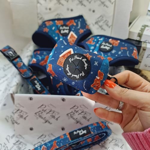 Pet Pooch Boutique Hundekotbeutelhalter Lebkuchenkekse Weihnachten Pet Pooch Boutique Hundekotbeutelhalter Lebkuchenkekse Weihnachten von Pet Pooch Boutique