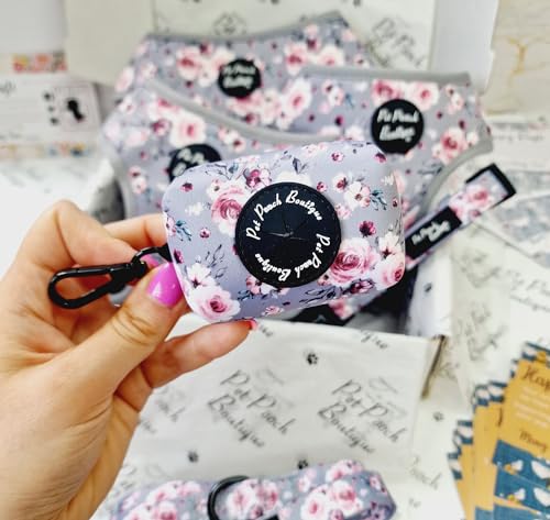 Pet Pooch Boutique Secret Garden Kotbeutelhalter mit Blumenmuster Pet Pooch Boutique Secret Garden Kotbeutelhalter mit Blumenmuster von Pet Pooch Boutique